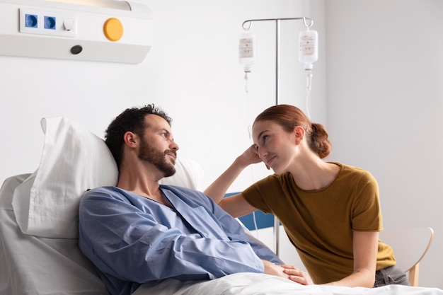 Bezpłatne zdjęcie chory pacjent rozmawia z żoną