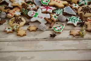 Bezpłatne zdjęcie christmas cookies na drewnianym stole