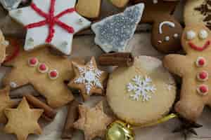 Bezpłatne zdjęcie christmas cookies na drewnianym stole