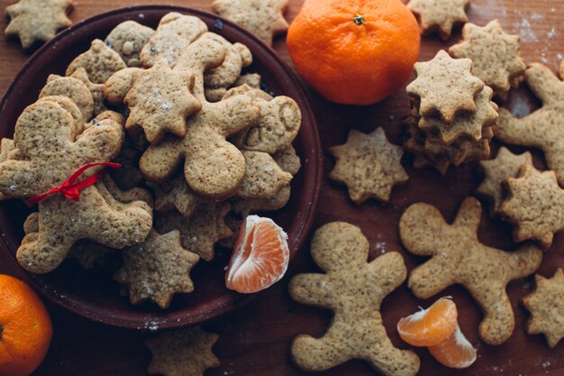 Christmas plików cookie na drewnianym tle