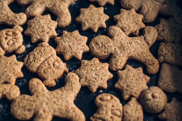 Bezpłatne zdjęcie christmas plików cookie na drewnianym tle