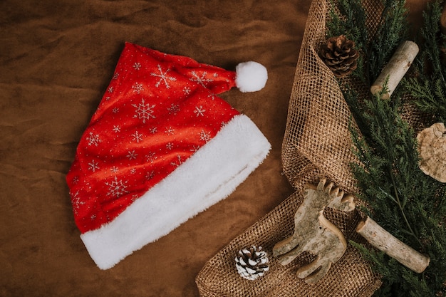 Bezpłatne zdjęcie christmas skład z kapelusz na tkaniny
