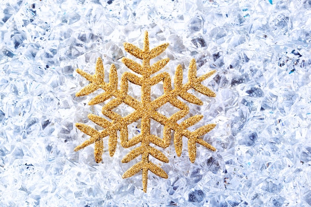 Chritmas złoty płatek śniegu symbol na lodzie