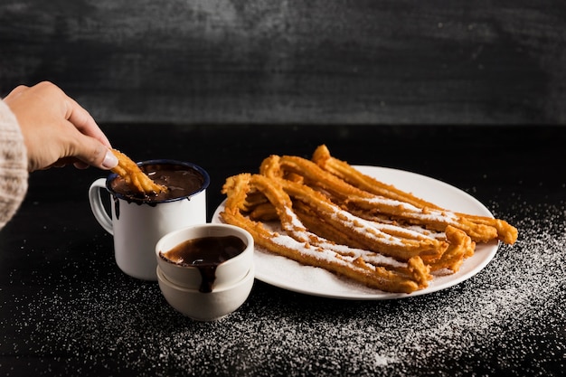 Churros Z Wysokim Widokiem Na Talerzu Z Kubkami Słodkiej Czekolady