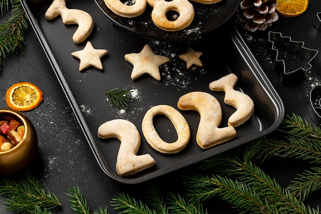 Bezpłatne zdjęcie ciasteczka na tacy obchody nowego roku pod wysokim kątem