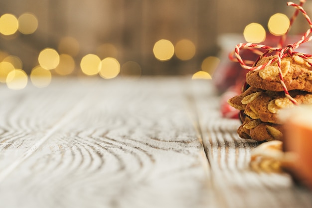 Ciasteczka owsiane na stare drewniane tła z cynamonem i dekoracje