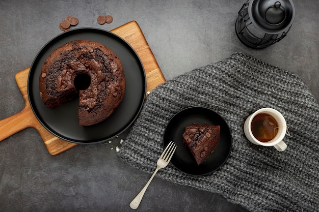 Bezpłatne zdjęcie ciasto czekoladowe i kawałek ciasta z filiżanką kawy