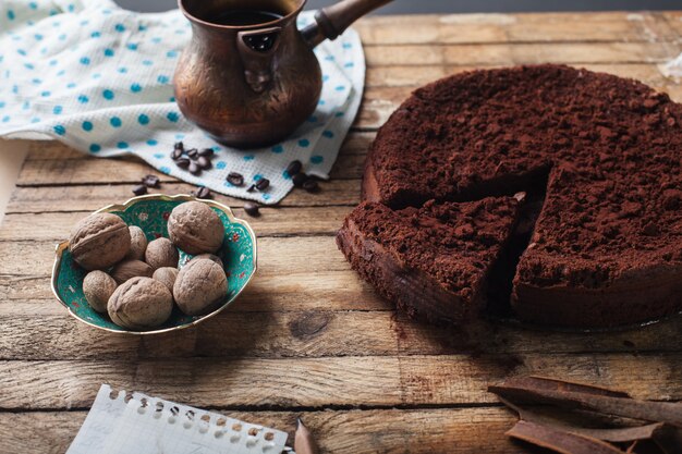 Ciasto czekoladowe, kawa i laski cynamonu