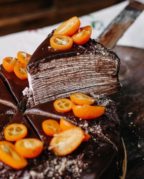 Ciasto czekoladowe pyszne pyszne okrągłe całe wzornictwo z orzechami kumkwatu