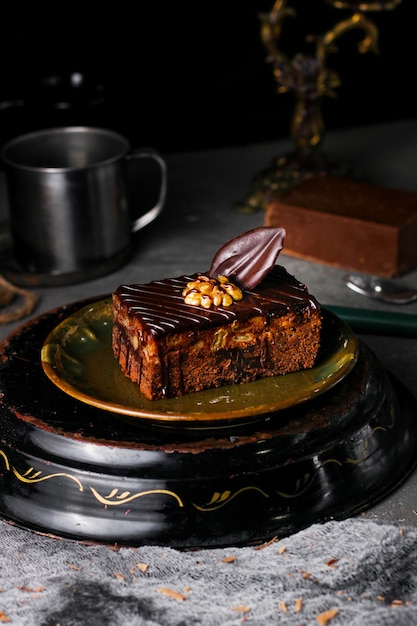 Ciasto czekoladowe z rozpuszczoną czekoladą i orzechami na wierzchu