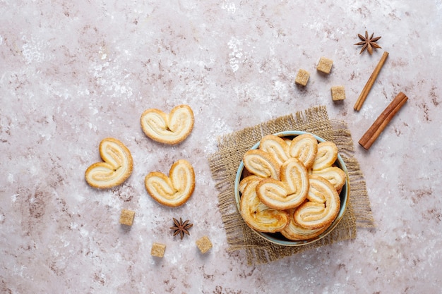 Bezpłatne zdjęcie ciasto francuskie palmier. pyszne francuskie ciasteczka palmier z cukrem