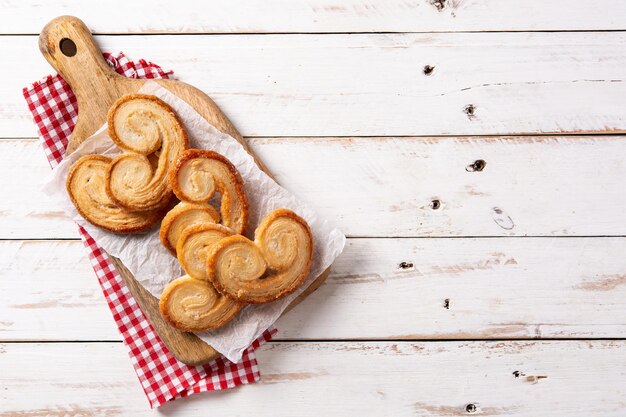 Ciasto francuskie Palmier w talerzu na drewnianym stole