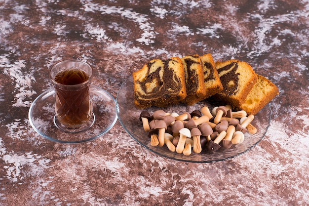 Ciasto Kakaowe Z Goframi I Ciasteczkami Na Szklanym Talerzu Ze Szklanką Herbaty