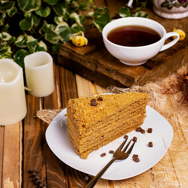 Ciasto miodowe, kawałek medovik z filiżanką herbaty.