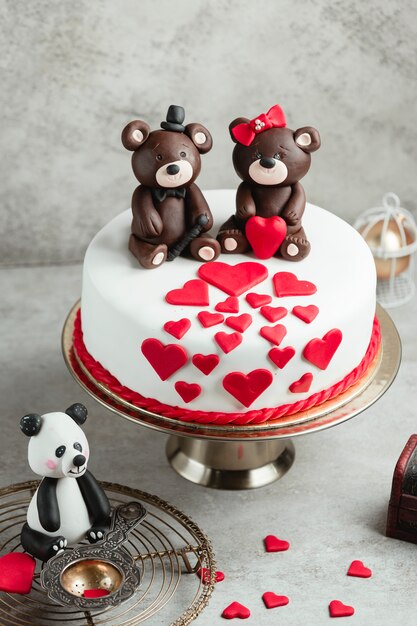 Ciasto ozdobione sercami i czekoladowymi niedźwiedziami