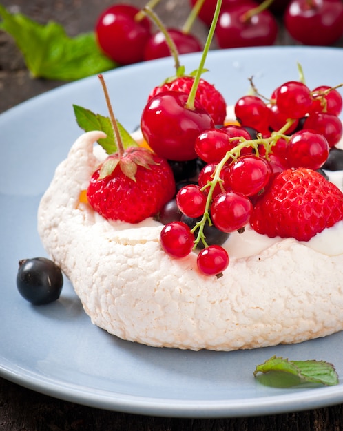 Bezpłatne zdjęcie ciasto „pavlova” ze śmietaną i jagodami