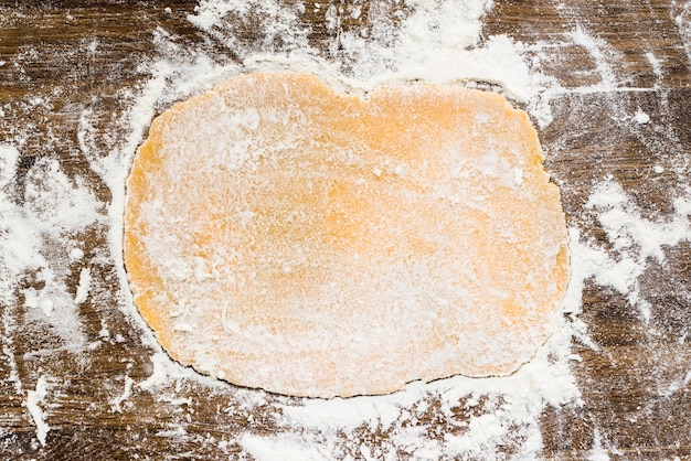 Ciasto płaskie z białej mąki na powierzchni drewnianych