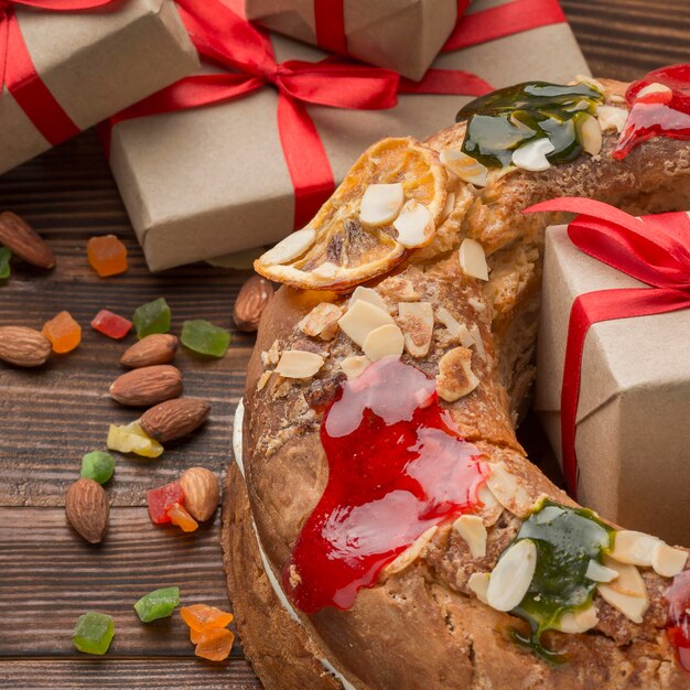 Ciasto Trzech Króli Roscon de Reyes i zapakowane prezenty