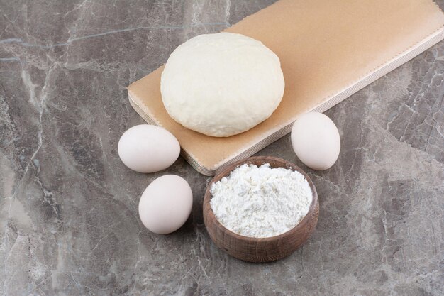 Ciasto z mąki i jaj kurzych na marmurowym tle. Zdjęcie wysokiej jakości