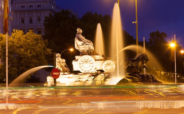 Cibeles Fontanna na Plaza de Cibeles wieczorem