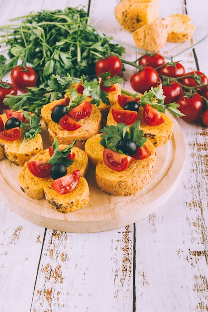 Bezpłatne zdjęcie cicchetti talerz na drewnianym stole