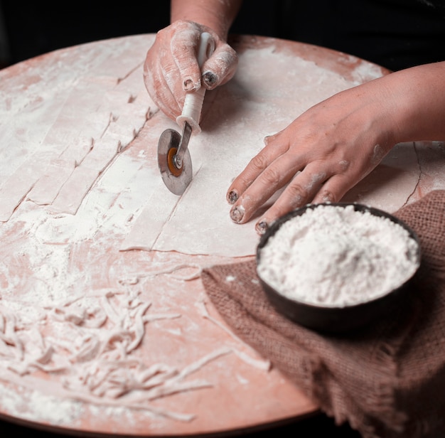 Cięcie makaronu z ręcznie robionego ciasta warstwowego.