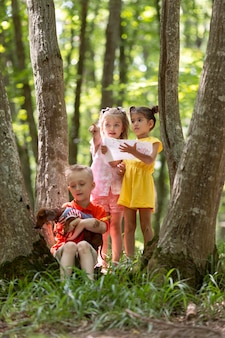 Ciekawskie dzieci uczestniczące w poszukiwaniu skarbów w lesie