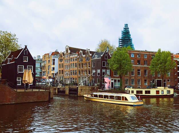 Ciemne chmury nad kanał w Amsterdamie
