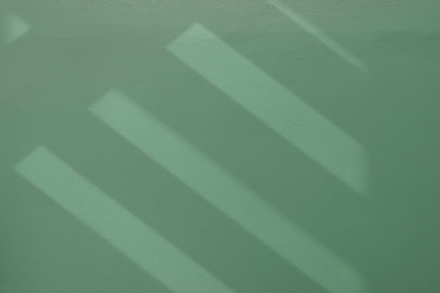 Bezpłatne zdjęcie cień schodów na czystej zielonej ścianie z teksturą
