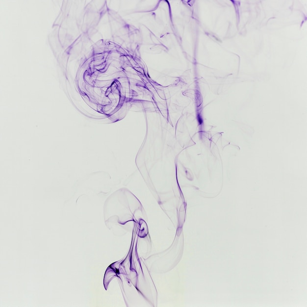 Bezpłatne zdjęcie cienki fioletowy dym