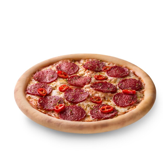 Cienko pokrojone pepperoni to popularny dodatek do pizzy w pizzeriach w stylu amerykańskim. Na białym tle. Martwa natura