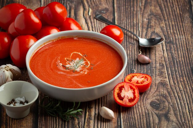 Ciepła zupa pomidorowa podawana w misce