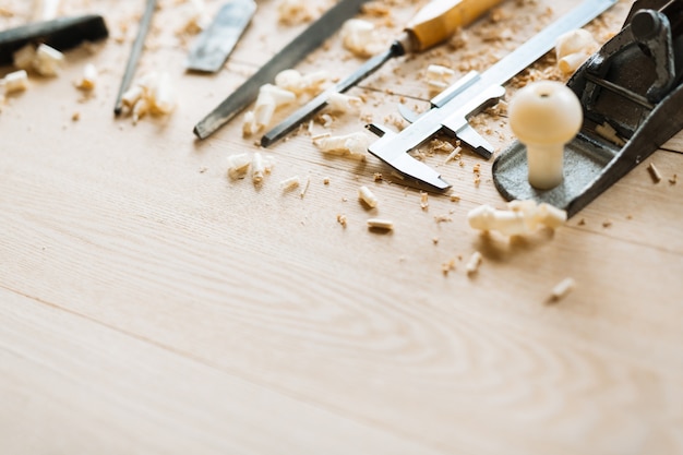 Ciesielki narzędzia na drewnianym stołowym tle