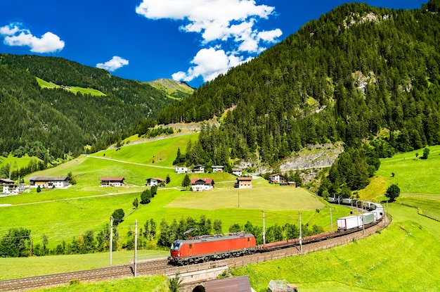 Ciężarówki przejeżdżające przez alpy koleją na przełęczy brenner w austrii