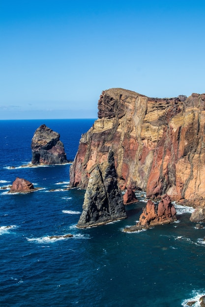 Ciff na brzegu oceanu w Ponta do Sao Lourenco na Maderze