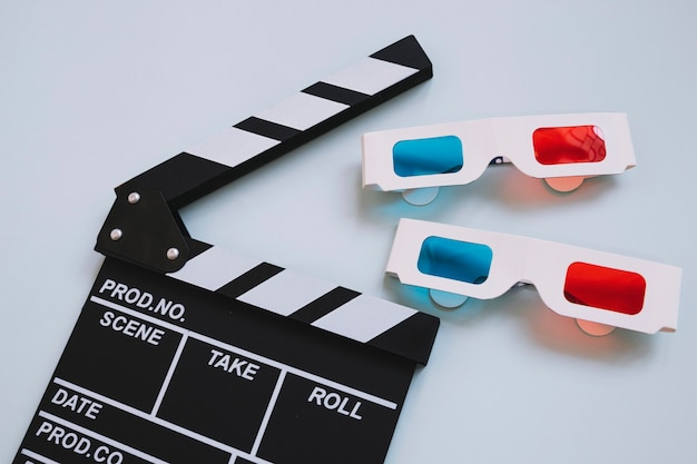 Bezpłatne zdjęcie clapperboard i dwie szklanki 3d