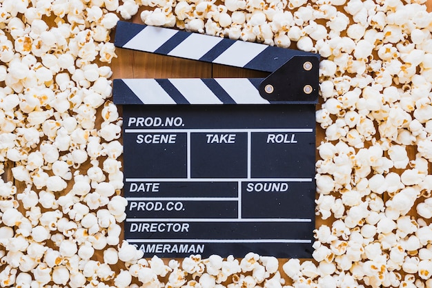 Clapperboard leżącego w popcorn