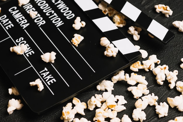 Clapperboard na rozlanym popcorn