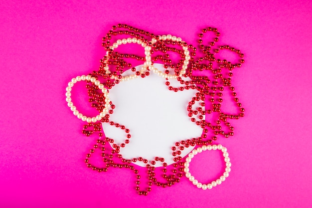 Bezpłatne zdjęcie clorful kompozycja z perłami karnawałowymi