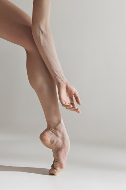 Close-up baleriny nogi na białej podłoga