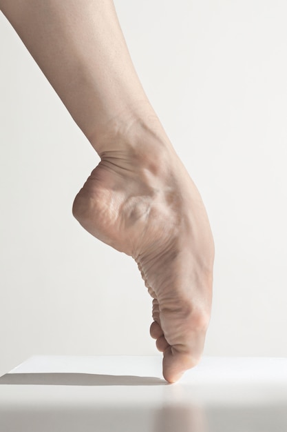 Close-up baleriny nogi na białej podłoga
