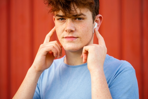 Close-up boy za pomocą bezprzewodowych słuchawek