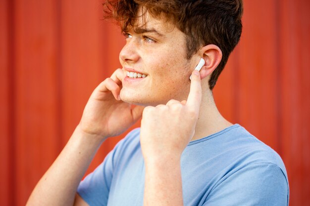 Close-up boy za pomocą słuchawek