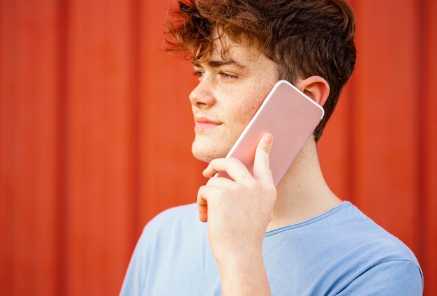 Bezpłatne zdjęcie close-up chłopiec rozmawia przez telefon