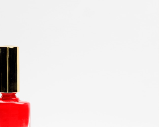 Close-up czerwony lakier do paznokci z białym tłem kopii przestrzeni