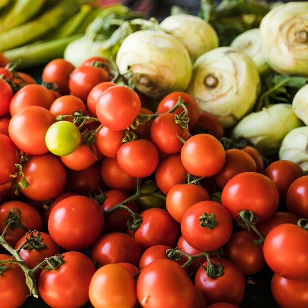 Close-up czerwonych pomidorów na sprzedaż na rynku