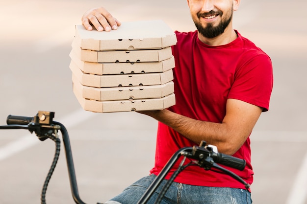 Bezpłatne zdjęcie close-up człowiek dostawy pizzy pudełka