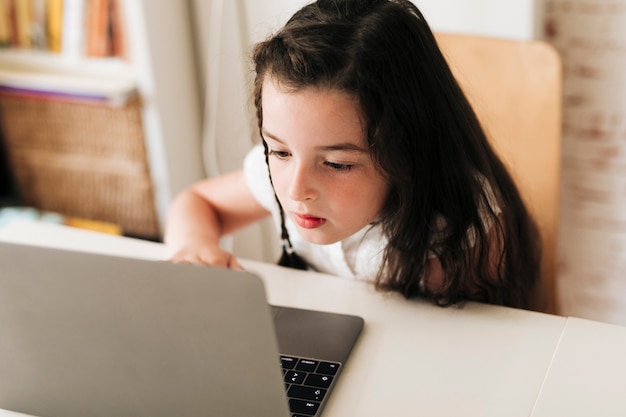 Bezpłatne zdjęcie close-up girl zwracając uwagę na jej laptopa