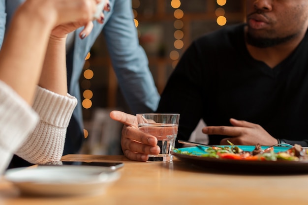 Bezpłatne zdjęcie close-up grupa przyjaciół w restauracji