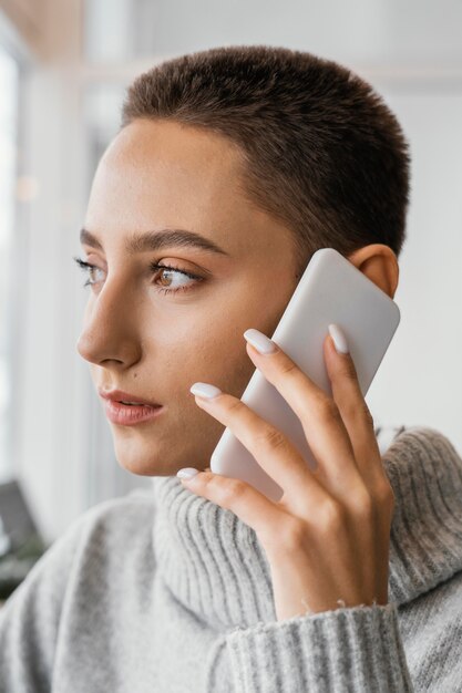 Close-up kobieta rozmawia przez telefon